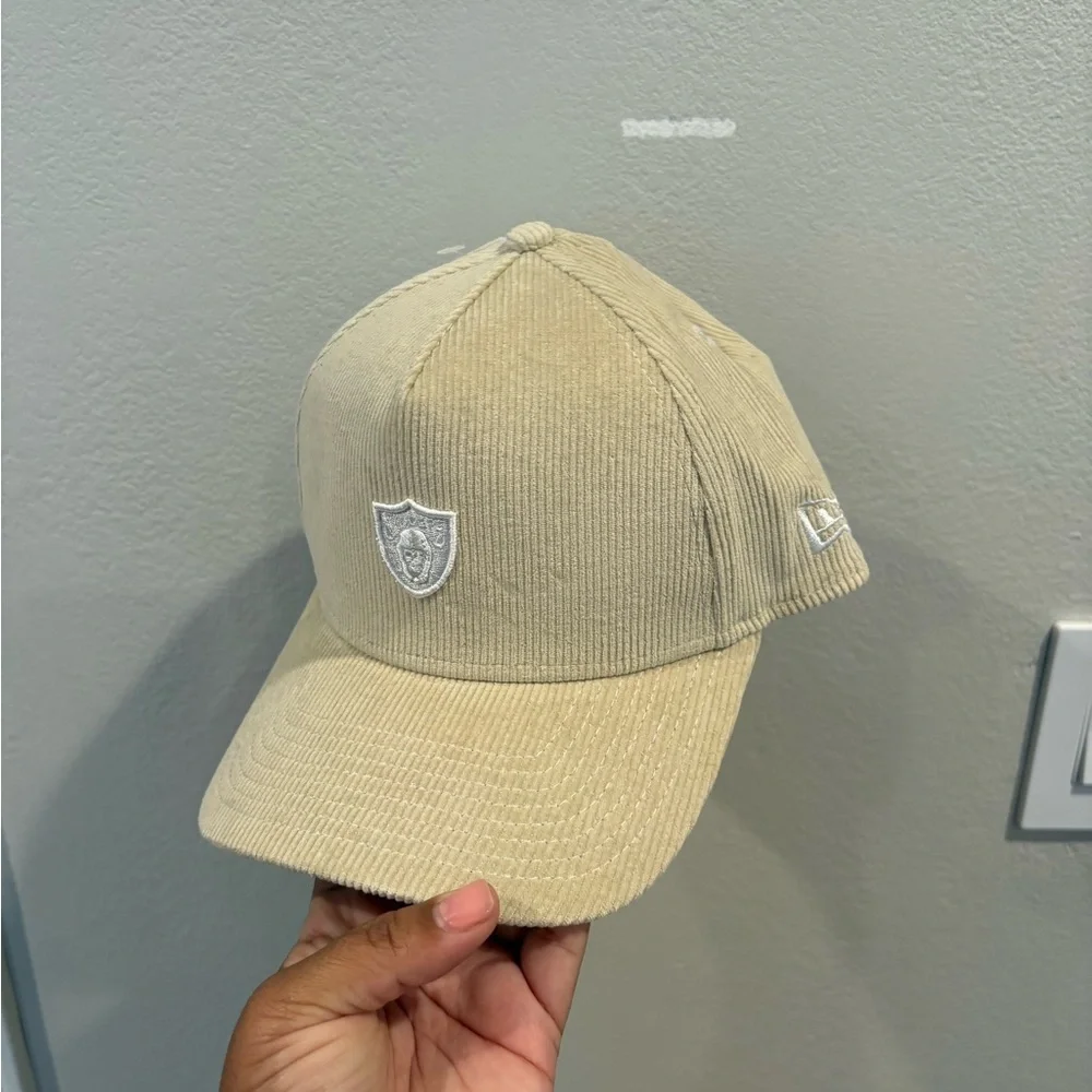 New Era Las Vegas Raiders Micro Corduroy Cream 9FORTY A-Frame SnapBack Hat OSFM - Picture 9 of 10
